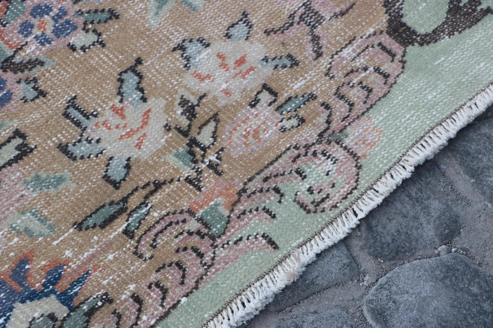 XL Vintage Turkish Accent Area rug 5.7 x 9.3 ft
