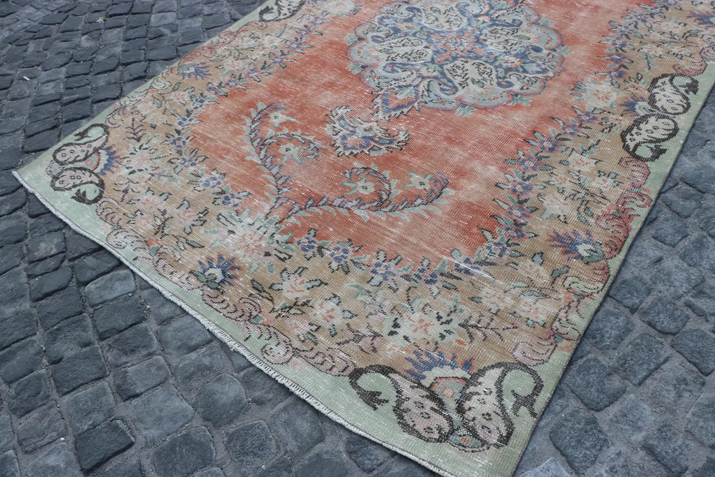 XL Vintage Turkish Accent Area rug 5.7 x 9.3 ft
