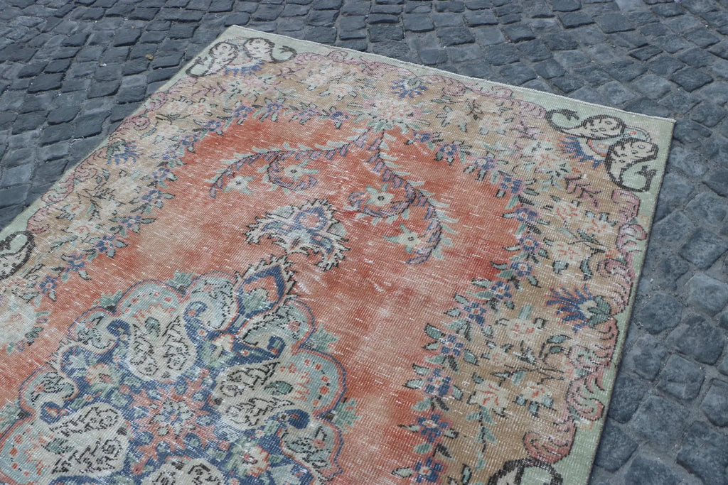 XL Vintage Turkish Accent Area rug 5.7 x 9.3 ft