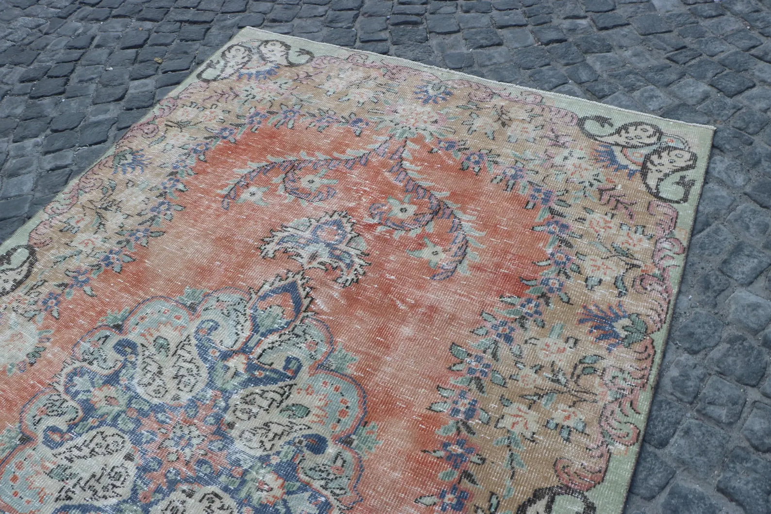XL Vintage Turkish Accent Area rug 5.7 x 9.3 ft