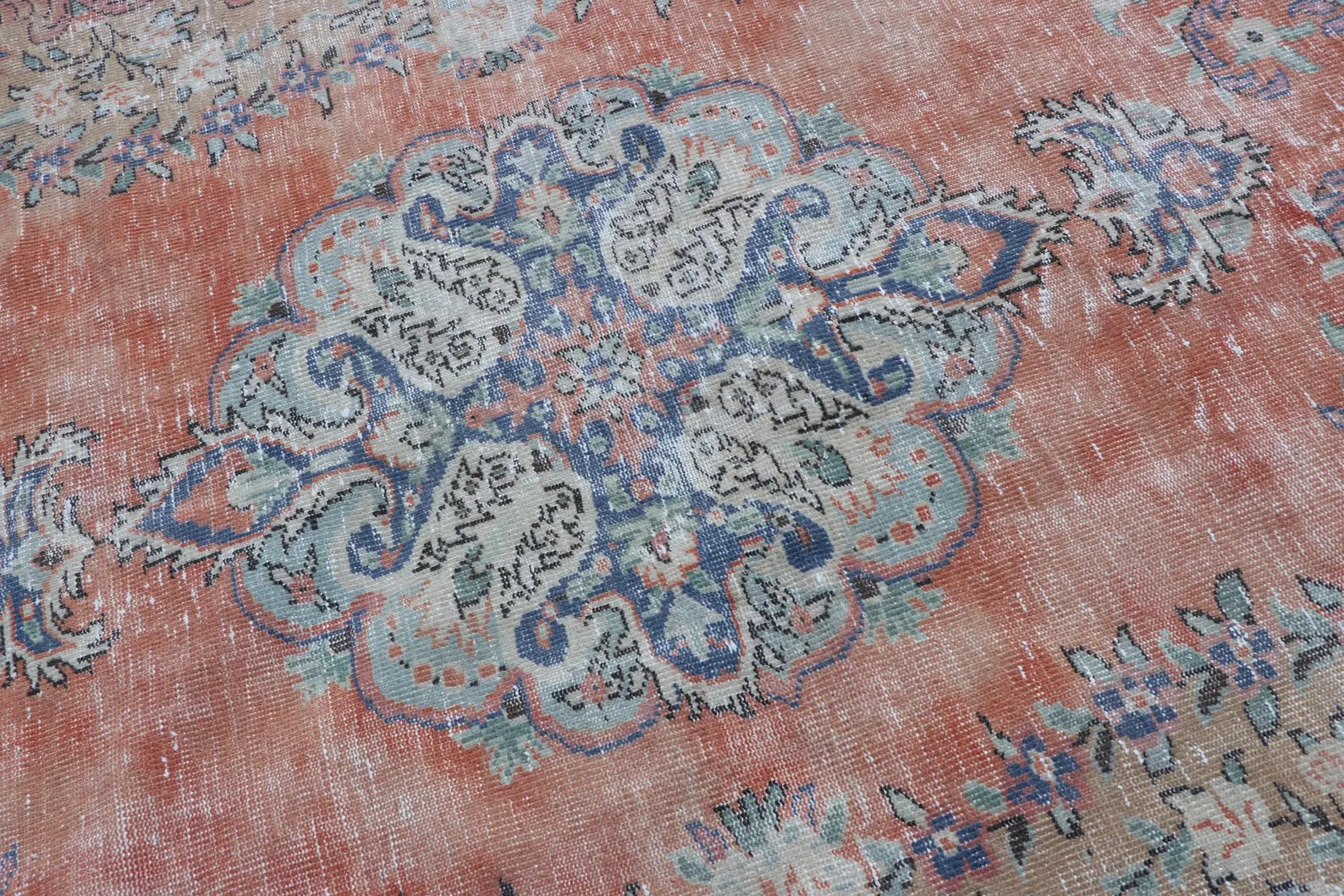 XL Vintage Turkish Accent Area rug 5.7 x 9.3 ft
