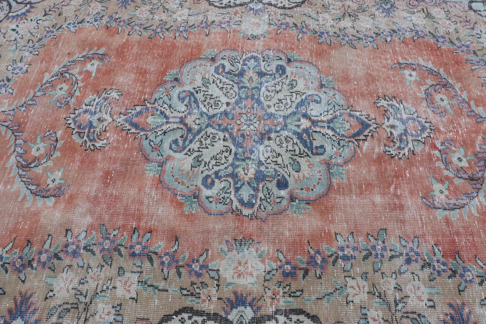 XL Vintage Turkish Accent Area rug 5.7 x 9.3 ft