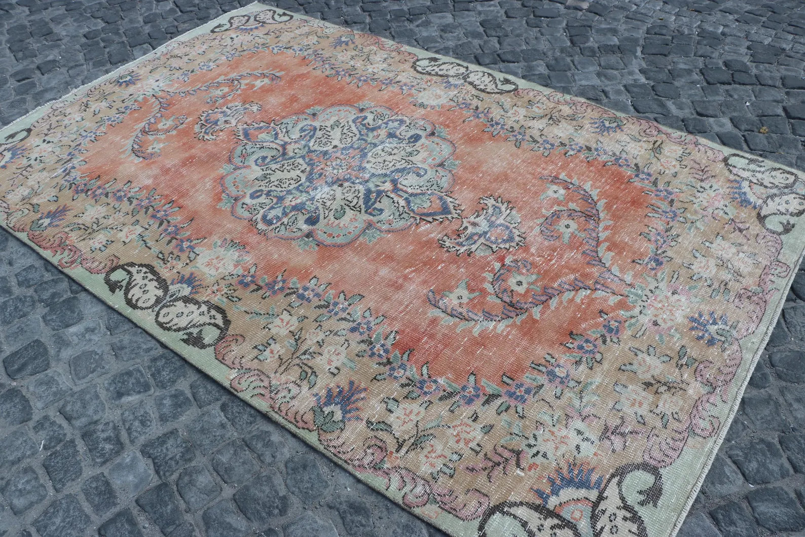 XL Vintage Turkish Accent Area rug 5.7 x 9.3 ft