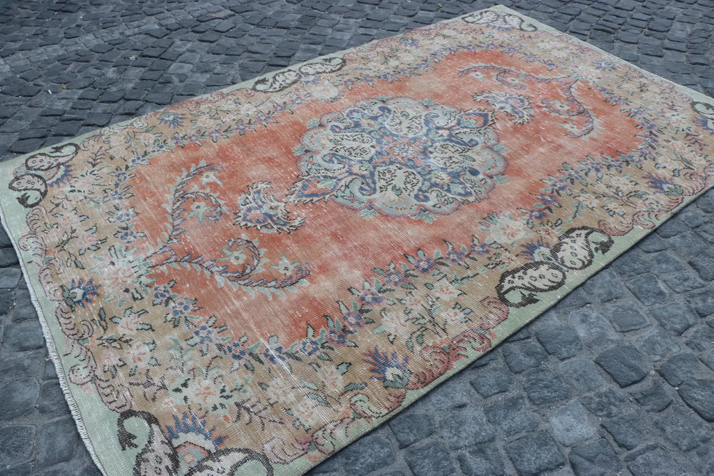 XL Vintage Turkish Accent Area rug 5.7 x 9.3 ft