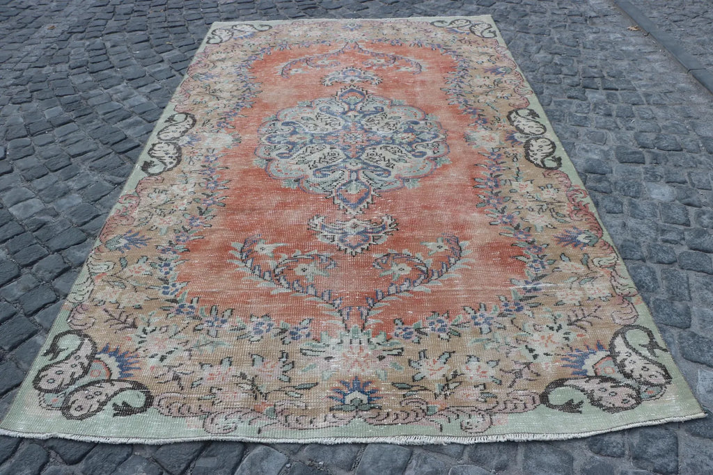 XL Vintage Turkish Accent Area rug 5.7 x 9.3 ft