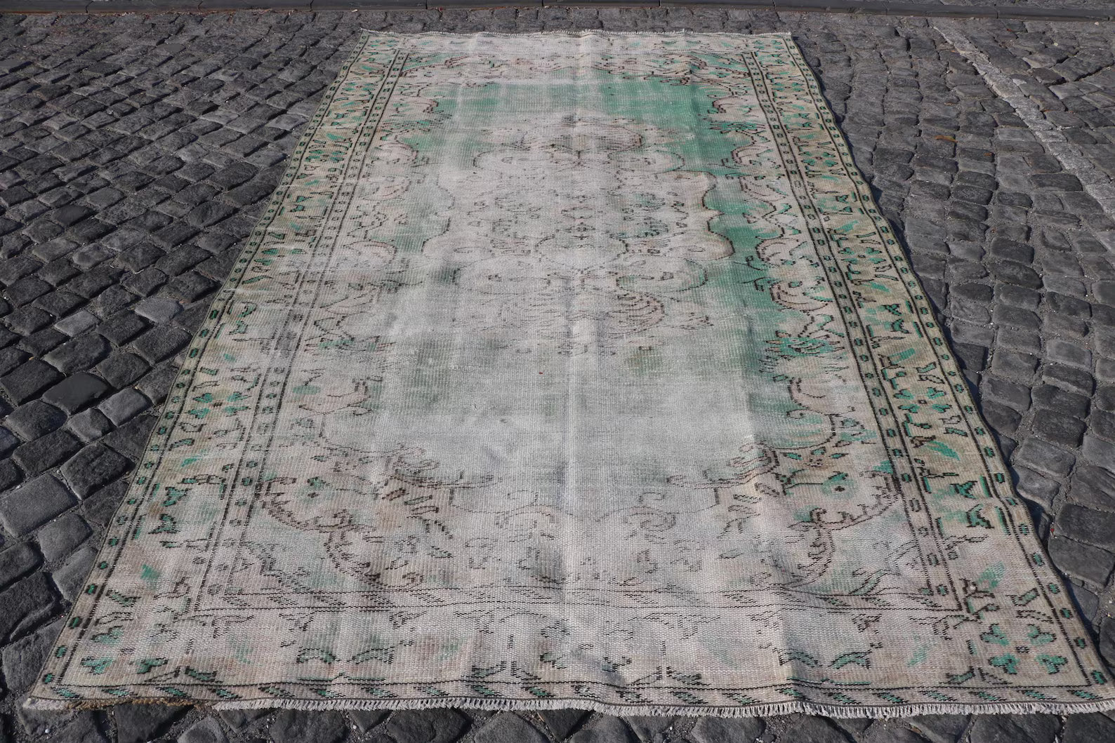 XL Vintage Turkish Accent Area rug 5.8 x 9.6 ft