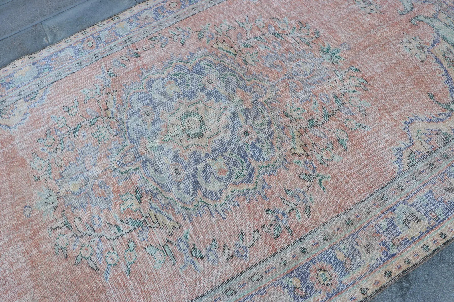 XL Vintage Turkish Accent Area rug 5.6 x 9.2 ft