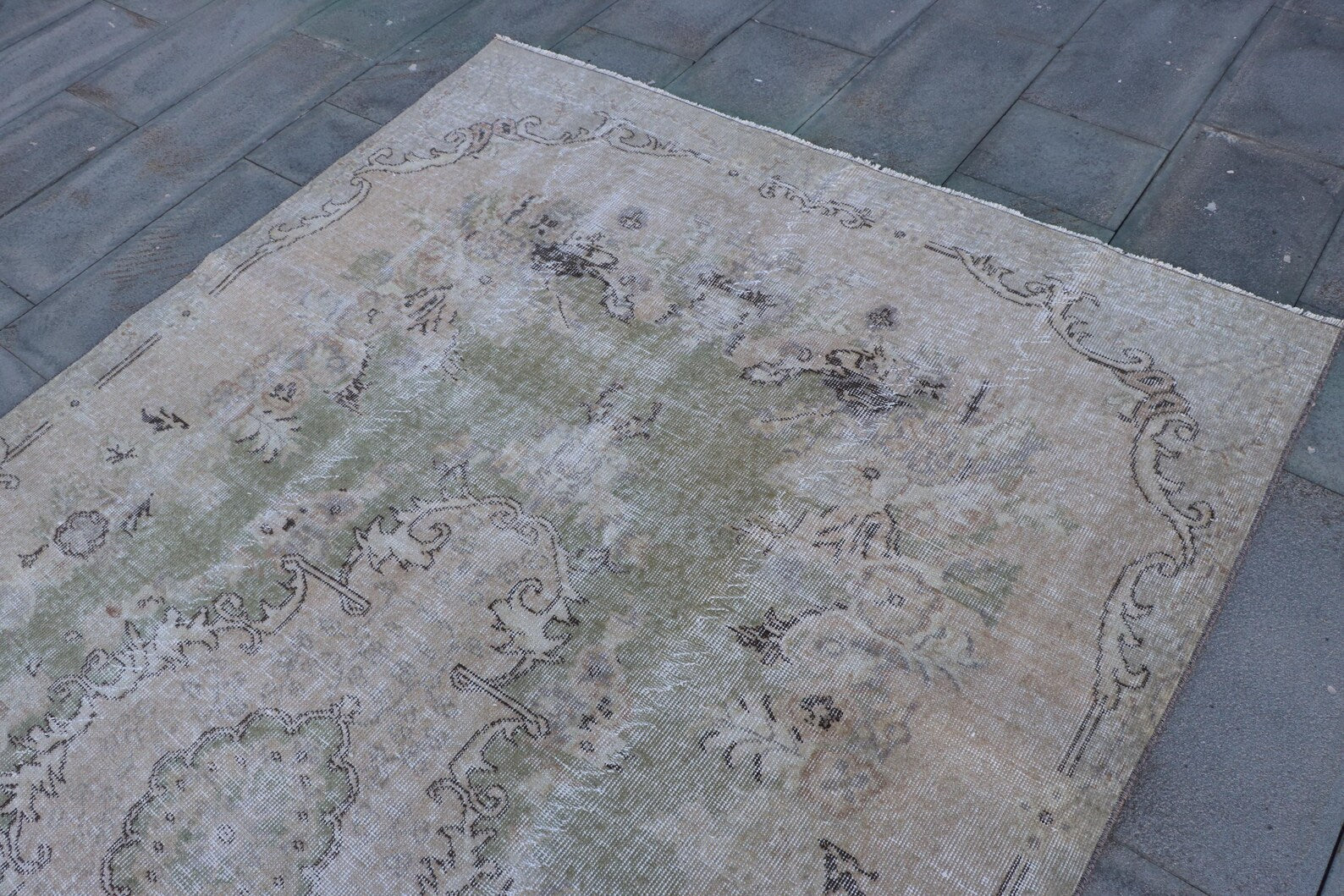 XL Vintage Turkish Accent Area rug 5.6 x 9.5 ft
