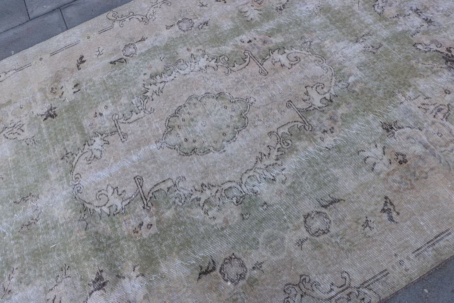 XL Vintage Turkish Accent Area rug 5.6 x 9.5 ft