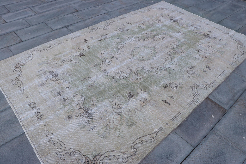 XL Vintage Turkish Accent Area rug 5.6 x 9.5 ft