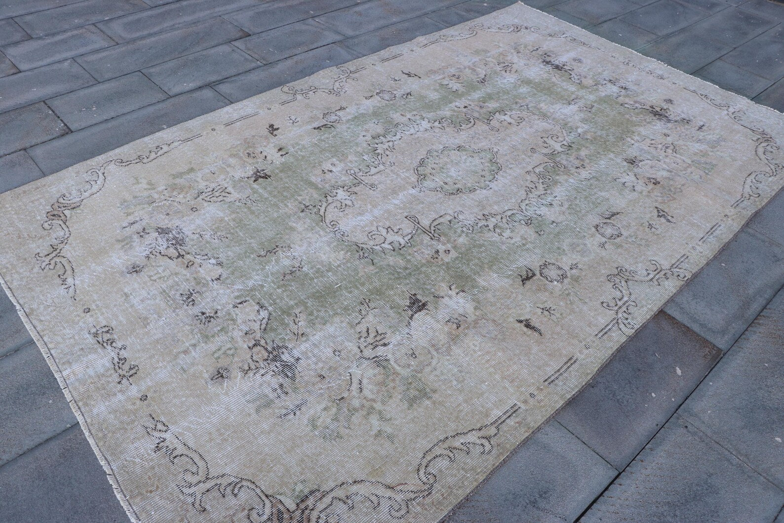 XL Vintage Turkish Accent Area rug 5.6 x 9.5 ft