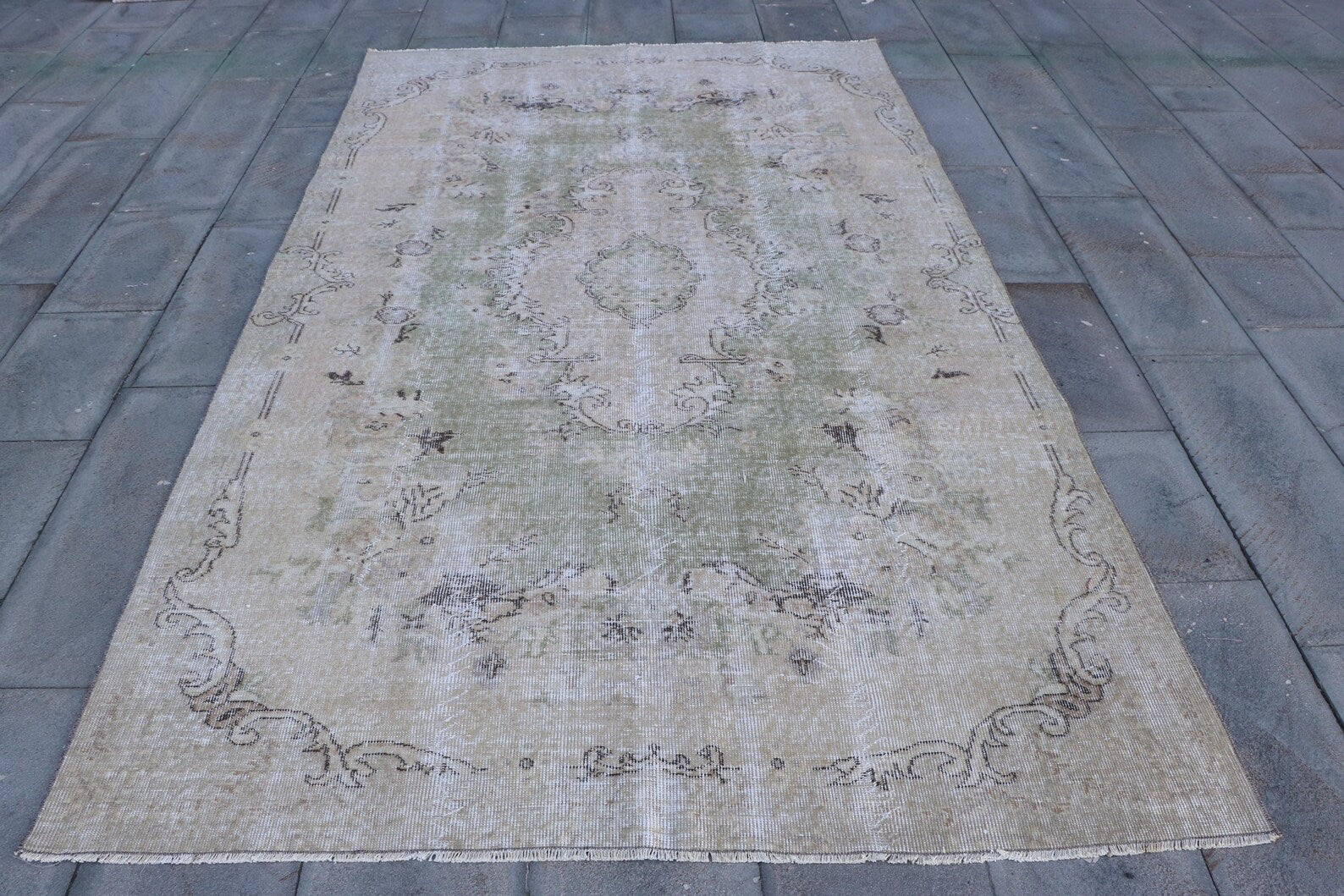 XL Vintage Turkish Accent Area rug 5.6 x 9.5 ft