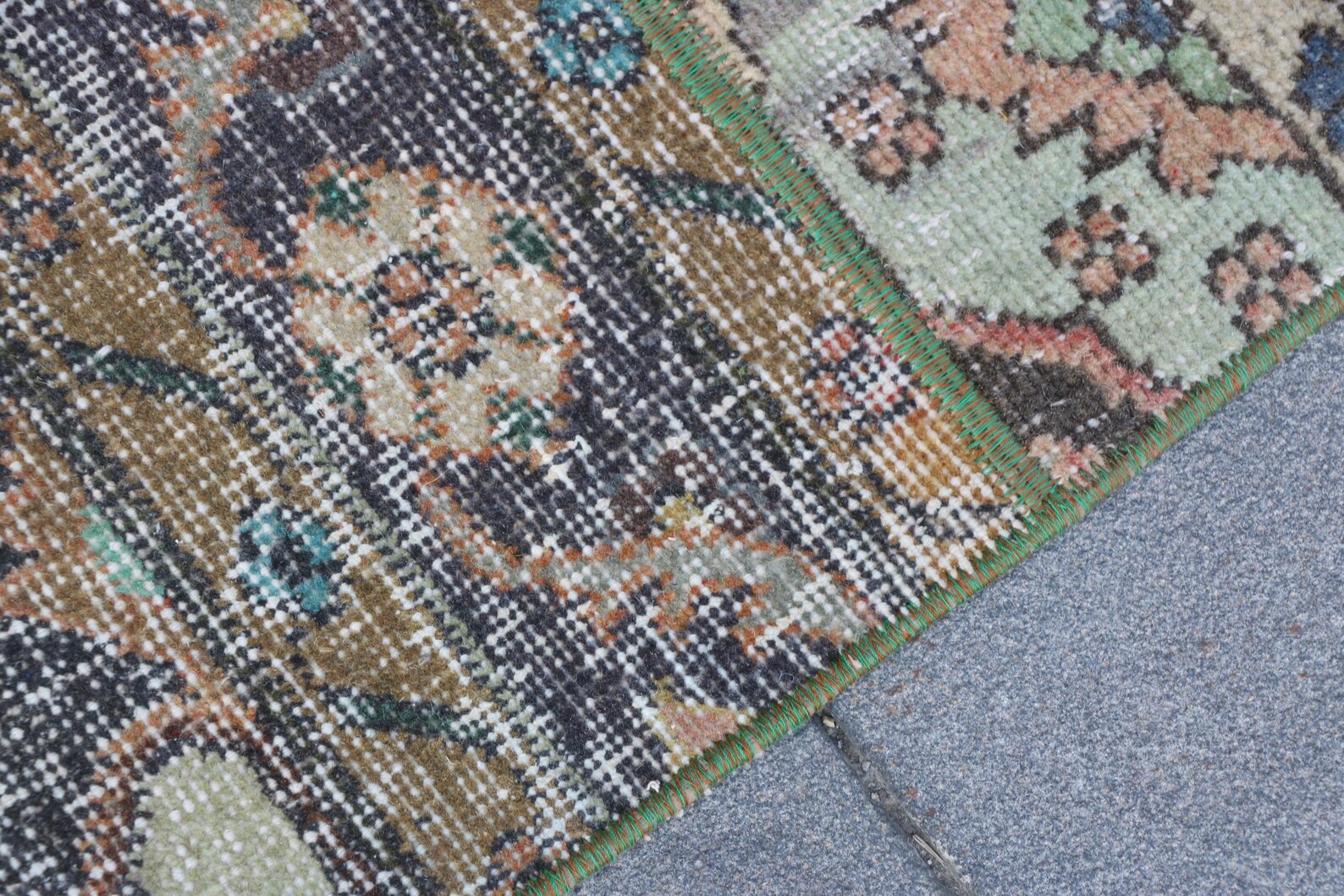 Vintage Turkish Accent Area rug 2.6 x 4.4 ft