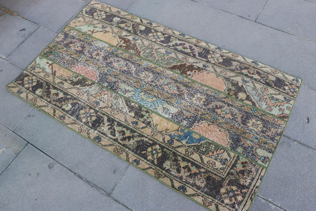 Vintage Turkish Accent Area rug 2.6 x 4.4 ft