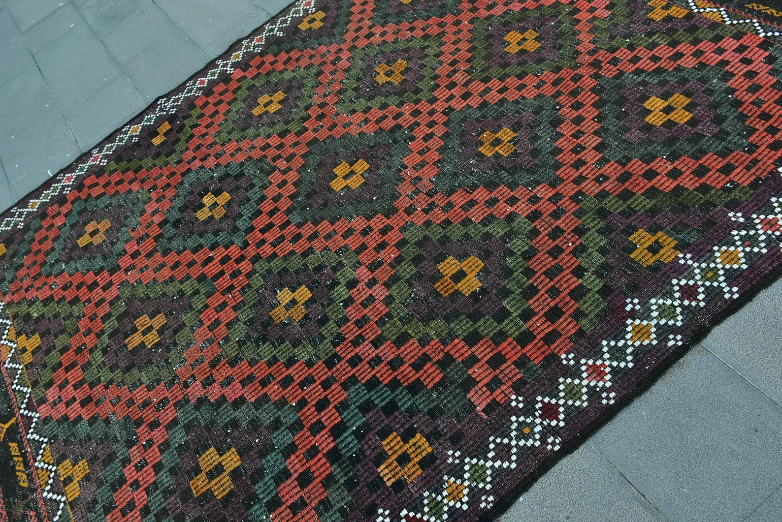 XL Vintage Turkish Accent Area Rug  6.5 x 8.9 ft