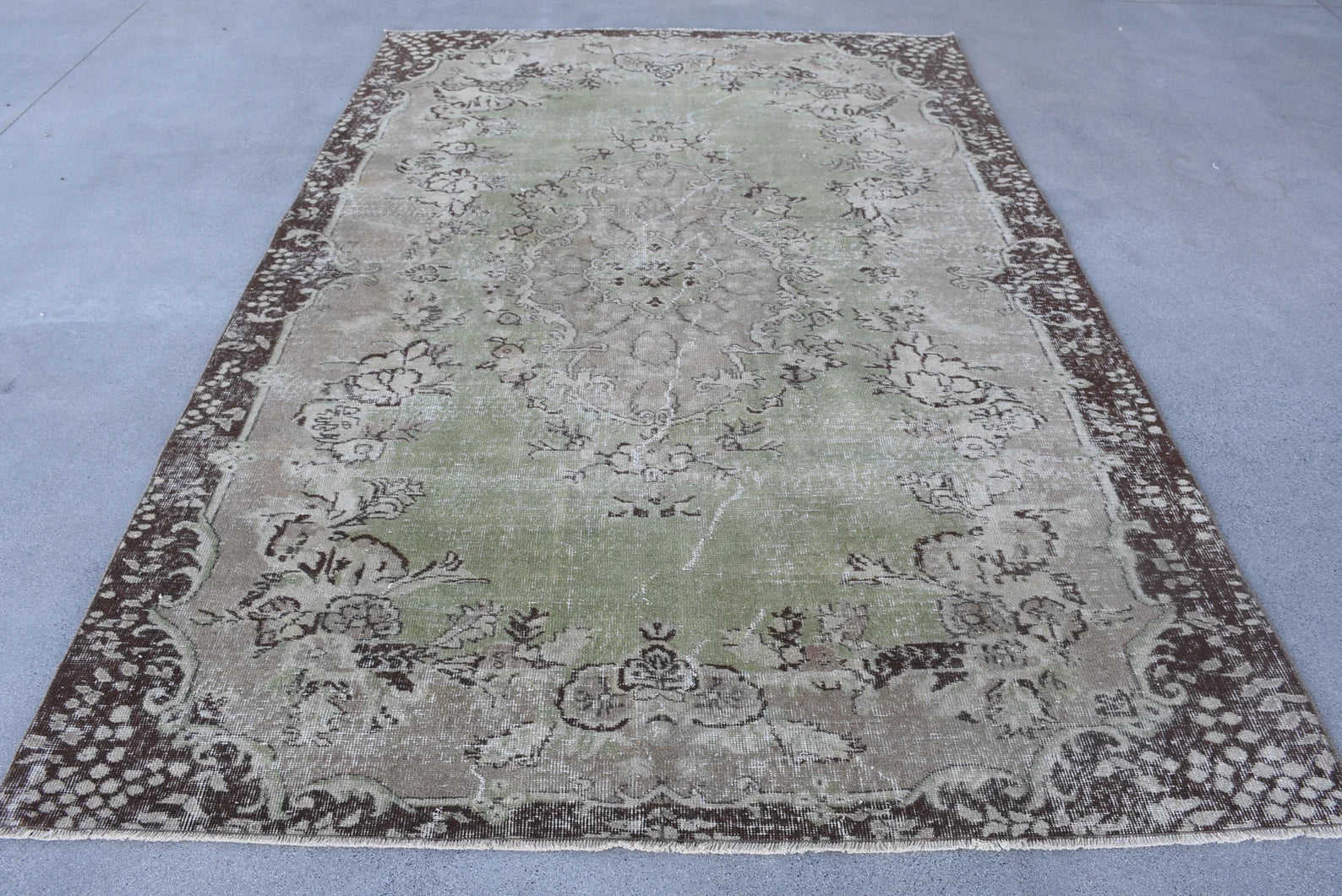 XL Vintage Turkish Accent Area Rug 6.1 x 9.1 ft