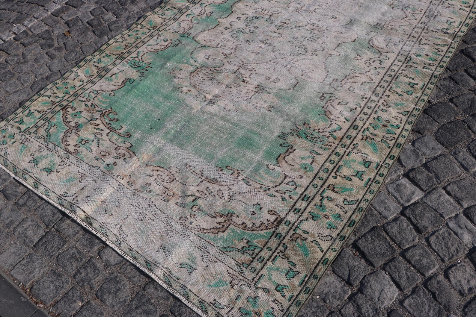 XL Vintage Turkish Accent Area rug 5.8 x 9.6 ft