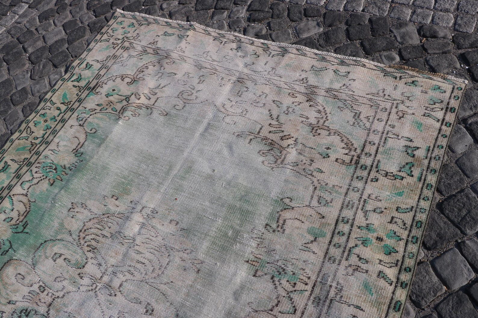 XL Vintage Turkish Accent Area rug 5.8 x 9.6 ft