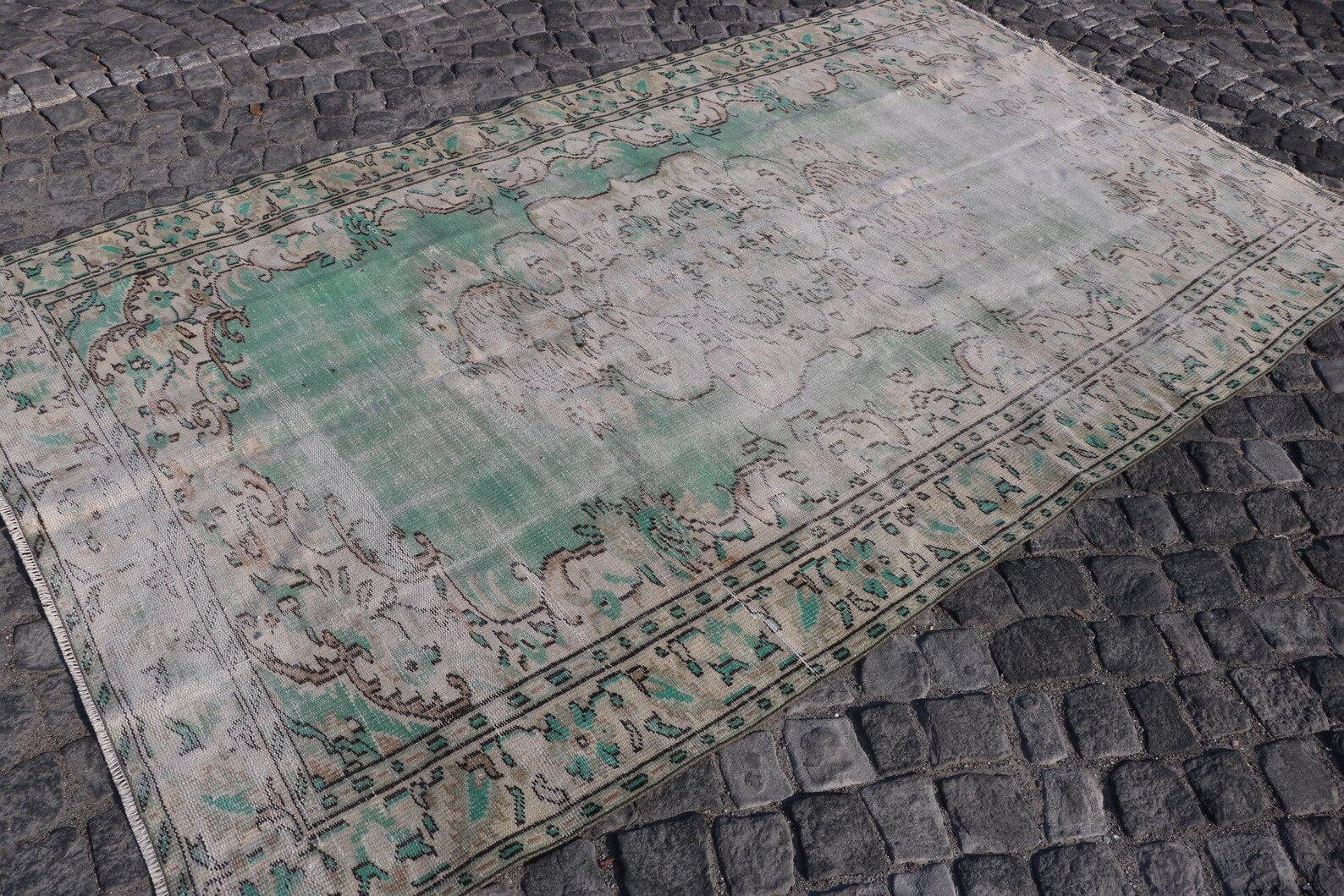 XL Vintage Turkish Accent Area rug 5.8 x 9.6 ft