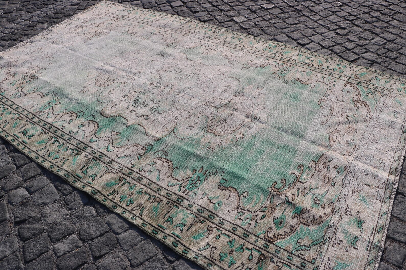 XL Vintage Turkish Accent Area rug 5.8 x 9.6 ft