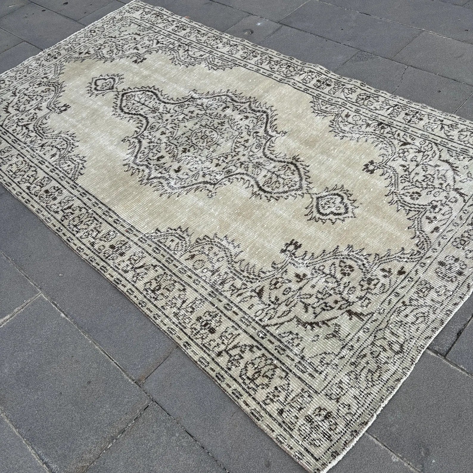 Vintage Turkish Accent Area rug 4.7 x 7.9 ft
