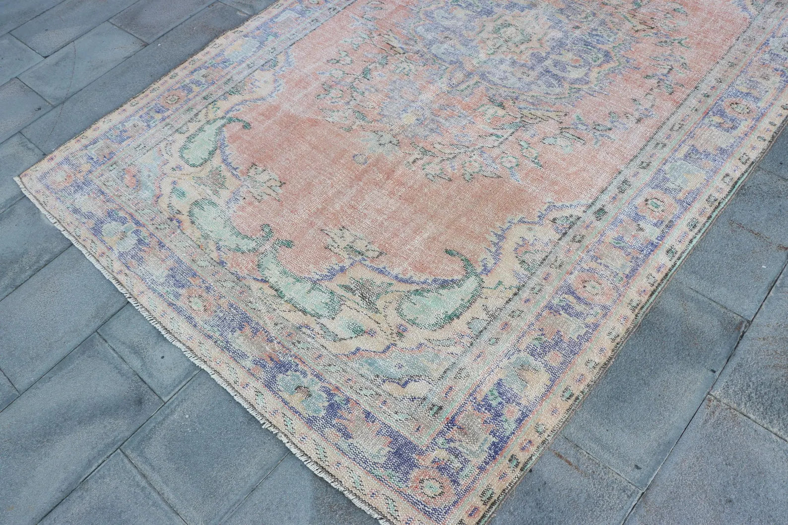 XL Vintage Turkish Accent Area rug 5.6 x 9.2 ft
