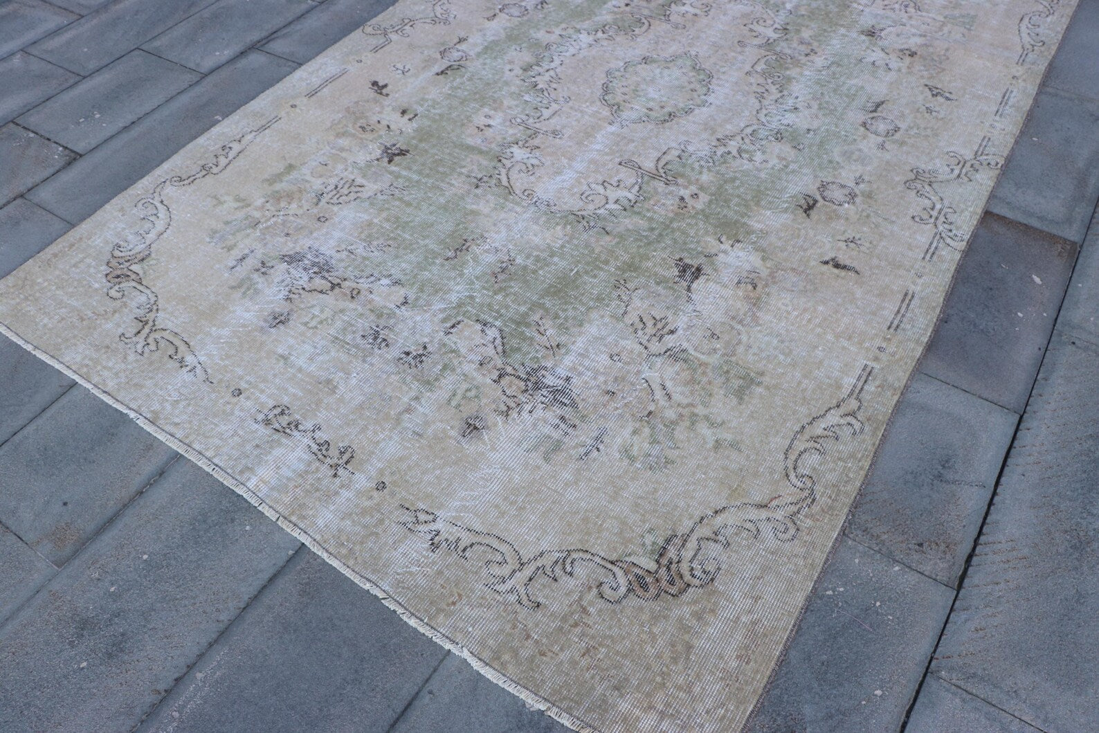 XL Vintage Turkish Accent Area rug 5.6 x 9.5 ft
