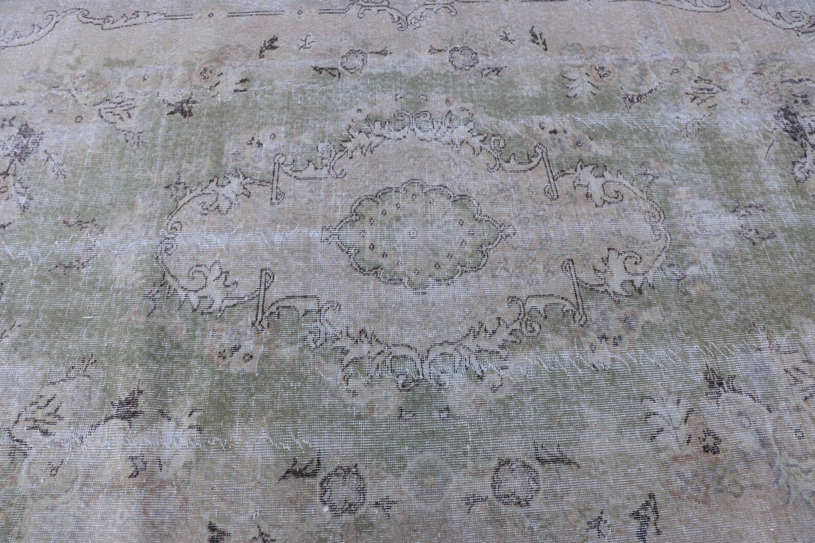 XL Vintage Turkish Accent Area rug 5.6 x 9.5 ft