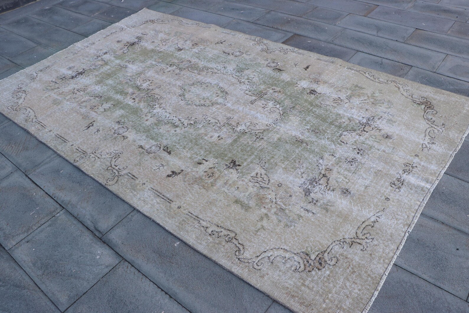 XL Vintage Turkish Accent Area rug 5.6 x 9.5 ft