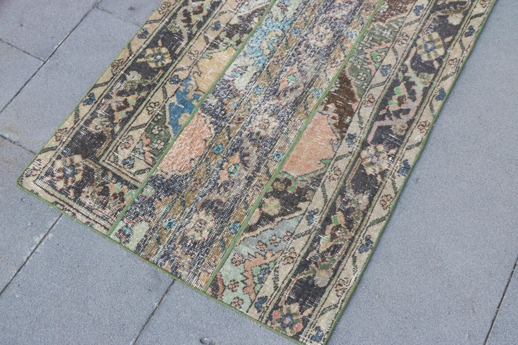 Vintage Turkish Accent Area rug 2.6 x 4.4 ft