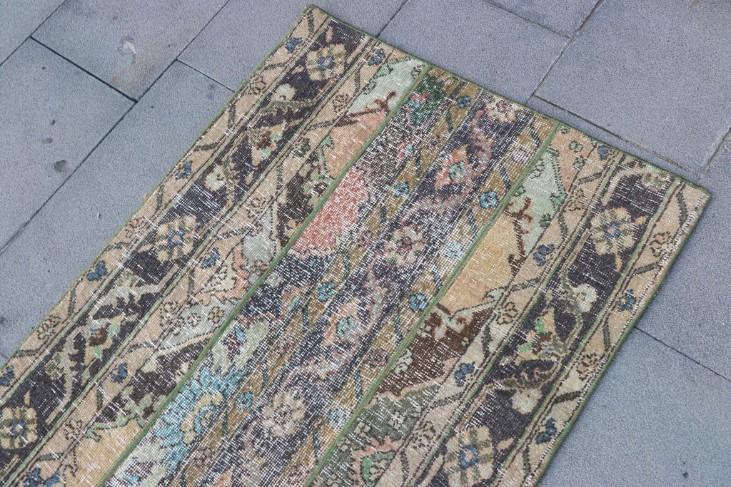 Vintage Turkish Accent Area rug 2.6 x 4.4 ft