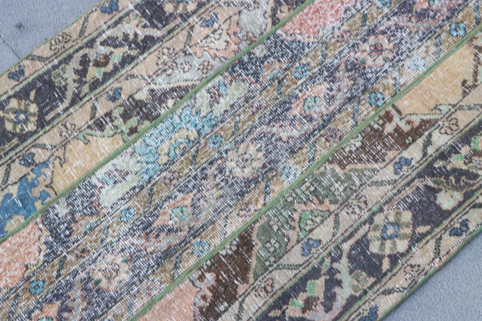 Vintage Turkish Accent Area rug 2.6 x 4.4 ft