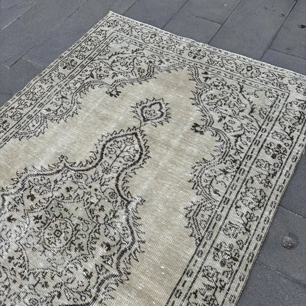 Vintage Turkish Accent Area rug 4.7 x 7.9 ft