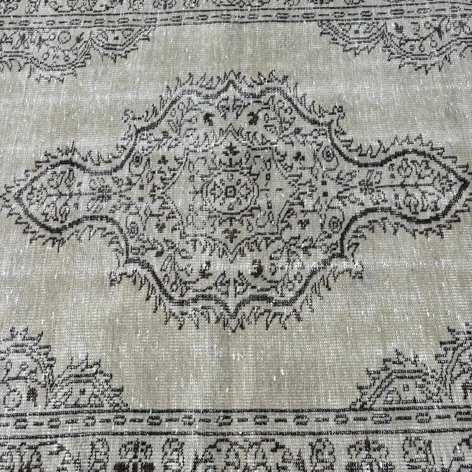 Vintage Turkish Accent Area rug 4.7 x 7.9 ft