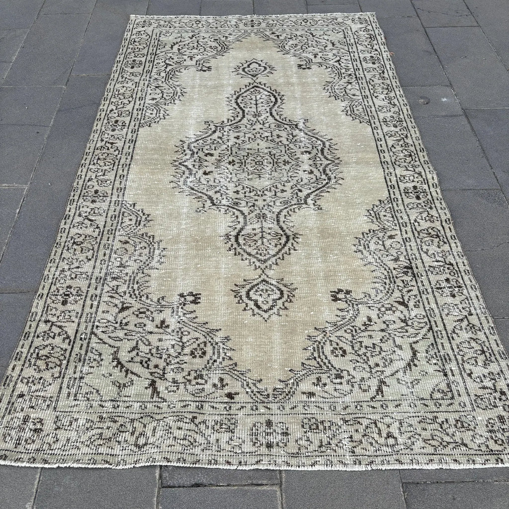 Vintage Turkish Accent Area rug 4.7 x 7.9 ft