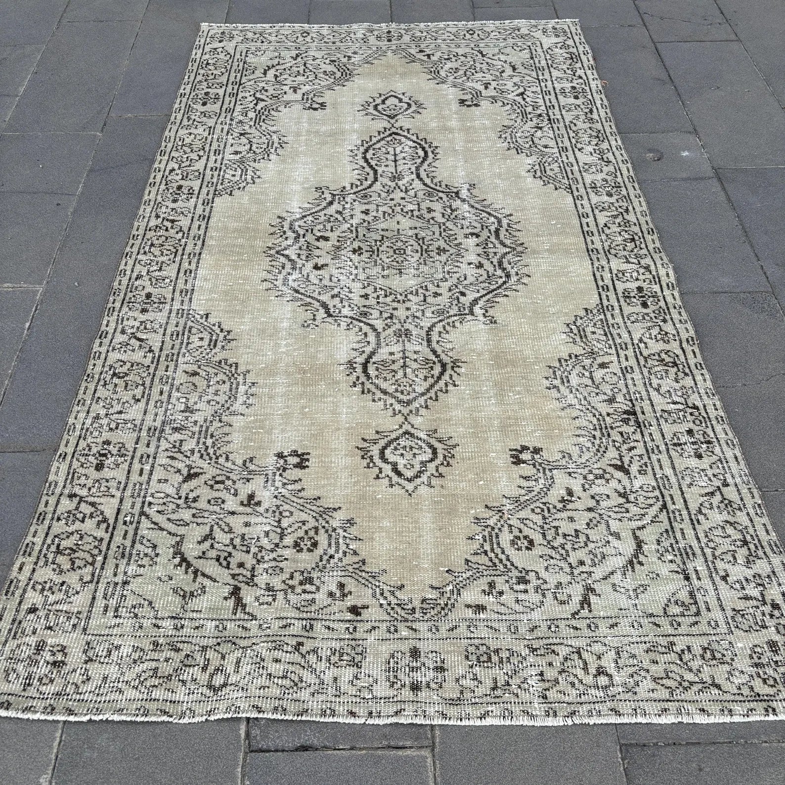 Vintage Turkish Accent Area rug 4.7 x 7.9 ft