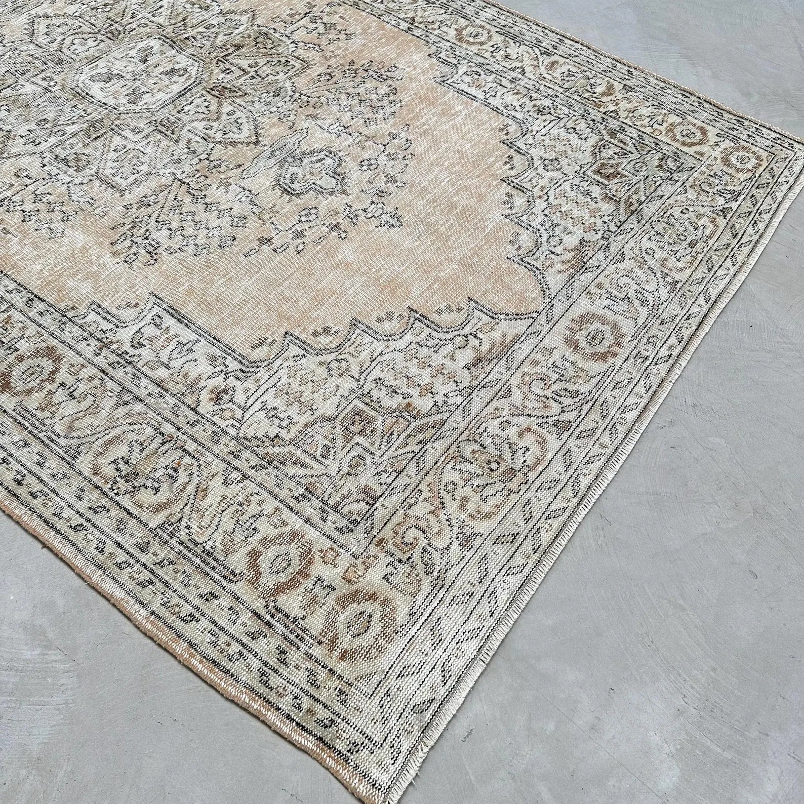XL Vintage Turkish Accent Area Rug 6.2 x 9.7 ft