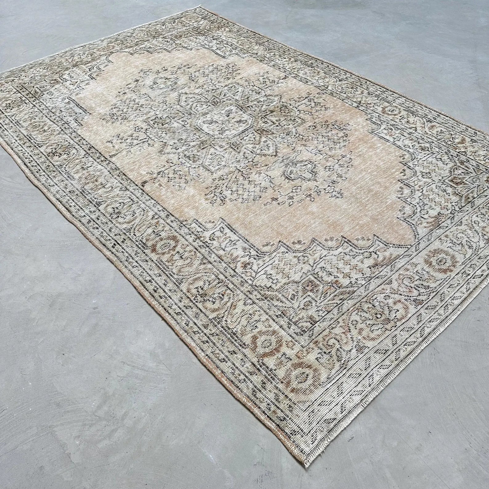 XL Vintage Turkish Accent Area Rug 6.2 x 9.7 ft