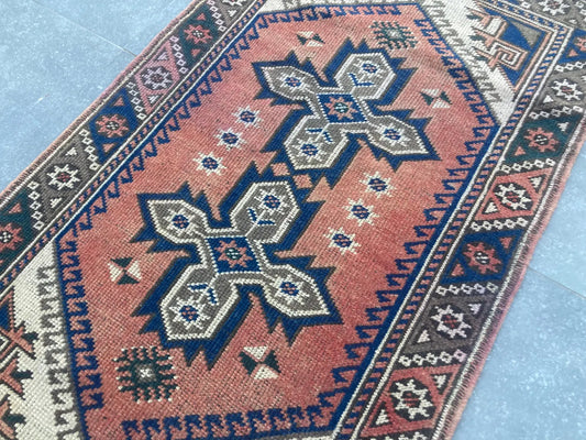 Vintage Turkish Accent Area rug 2.5 x 4.4 ft