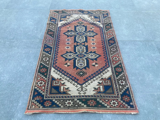 Vintage Turkish Accent Area rug 2.5 x 4.4 ft