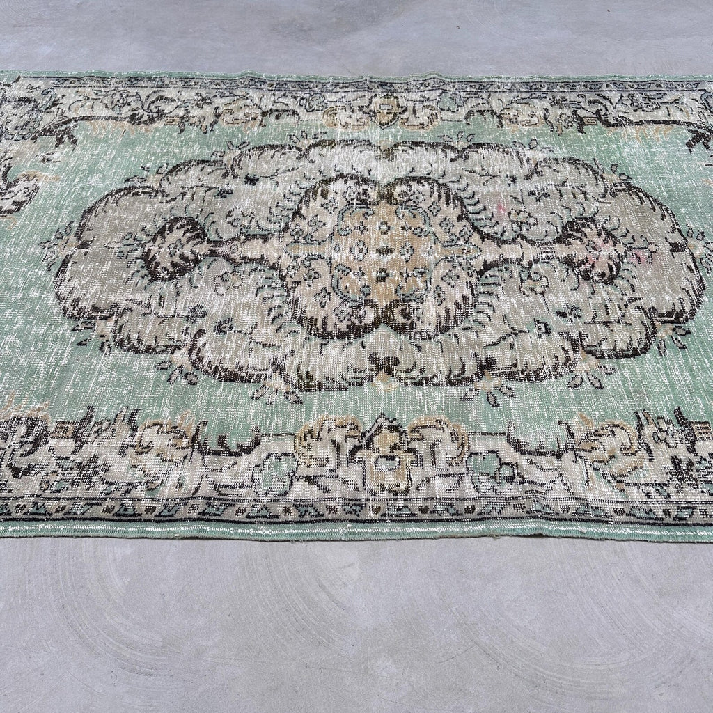 XL Vintage Turkish Accent Area Rug 5.4 x 8.8 ft