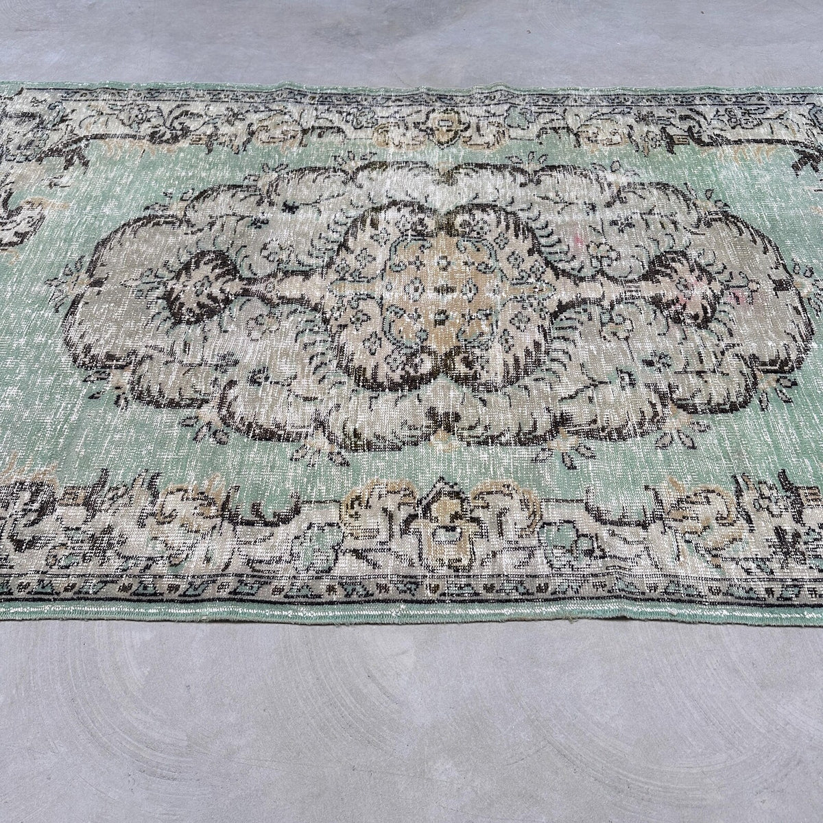 XL Vintage Turkish Accent Area Rug 5.4 x 8.8 ft
