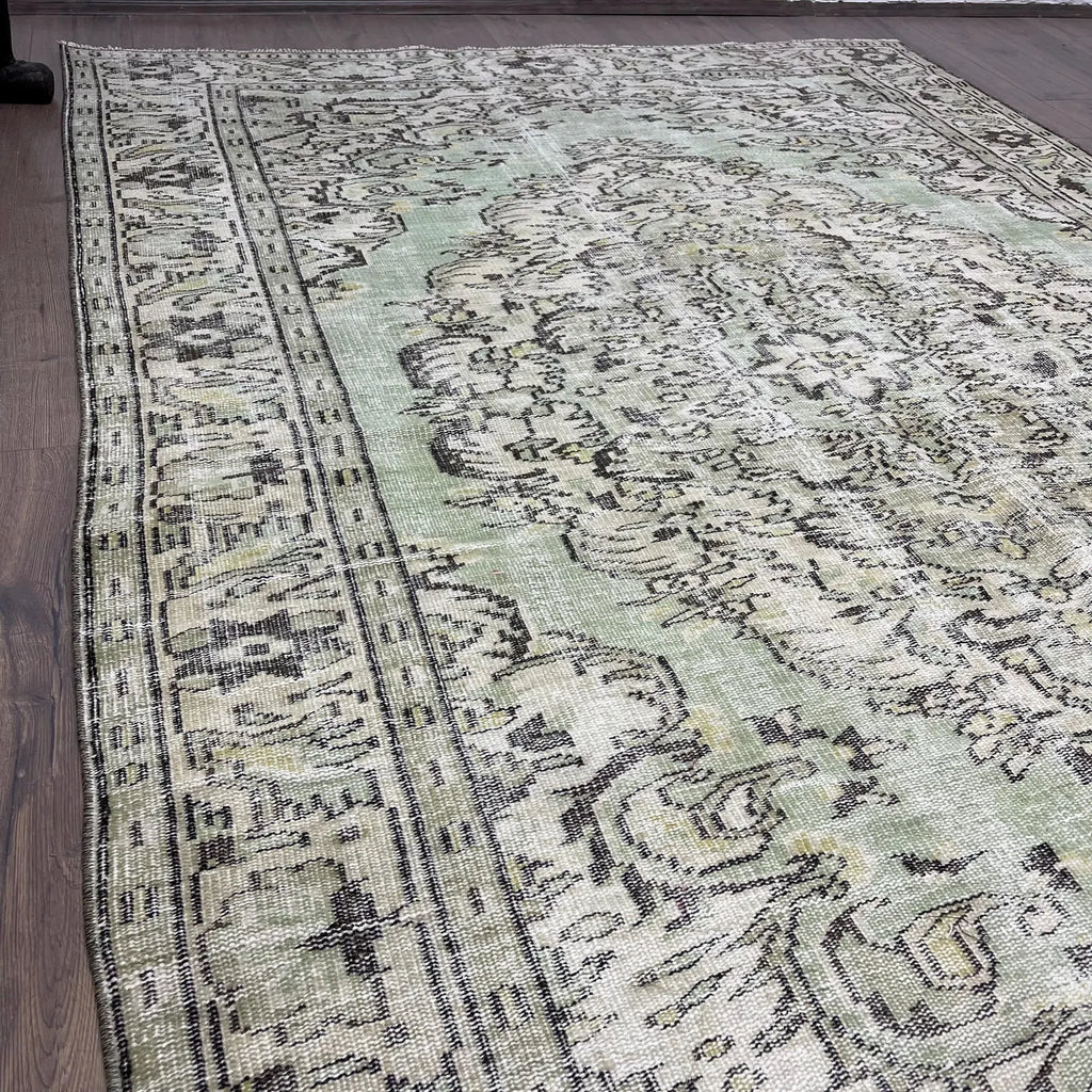 XL Vintage Turkish Accent Area Rug 6 x 9.3 ft