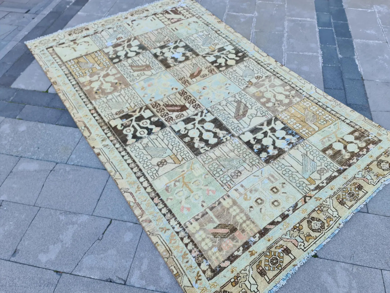 XL Vintage Turkish Accent Area rug 5.7 x 9.3 ft