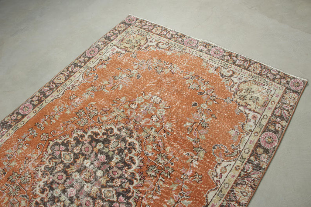 Vintage Turkish Accent Area rug 4.8 x 8.1 ft