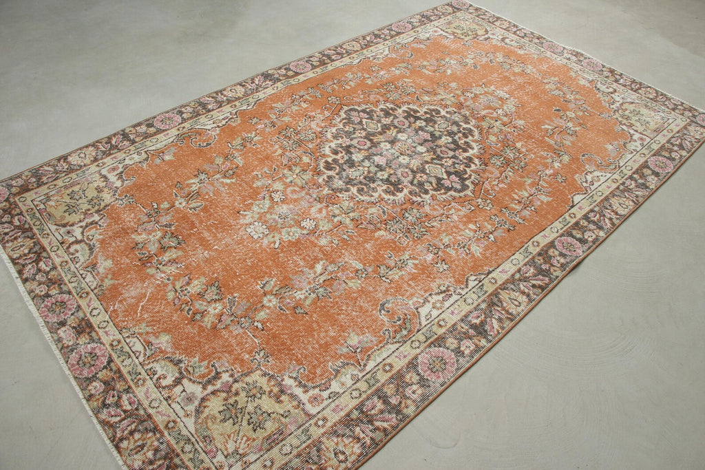 Vintage Turkish Accent Area rug 4.8 x 8.1 ft