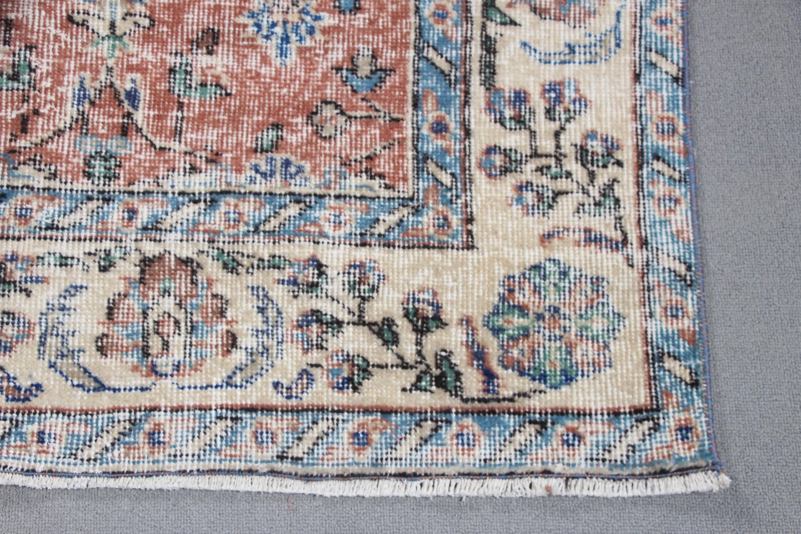 Vintage Turkish Accent Area rug 4.9 x 7.7 ft