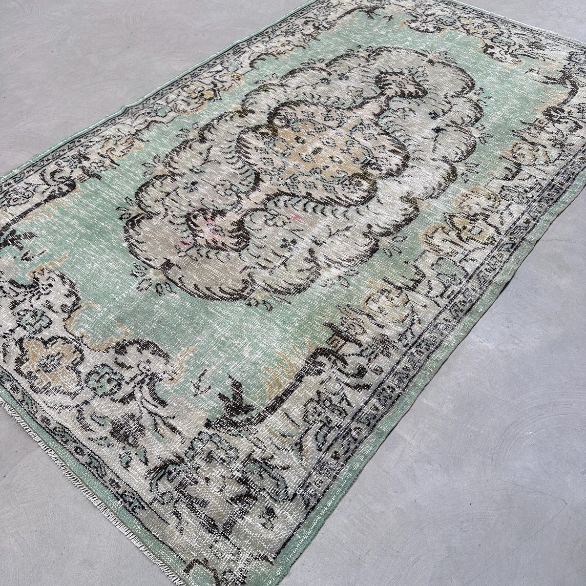 XL Vintage Turkish Accent Area Rug 5.4 x 8.8 ft
