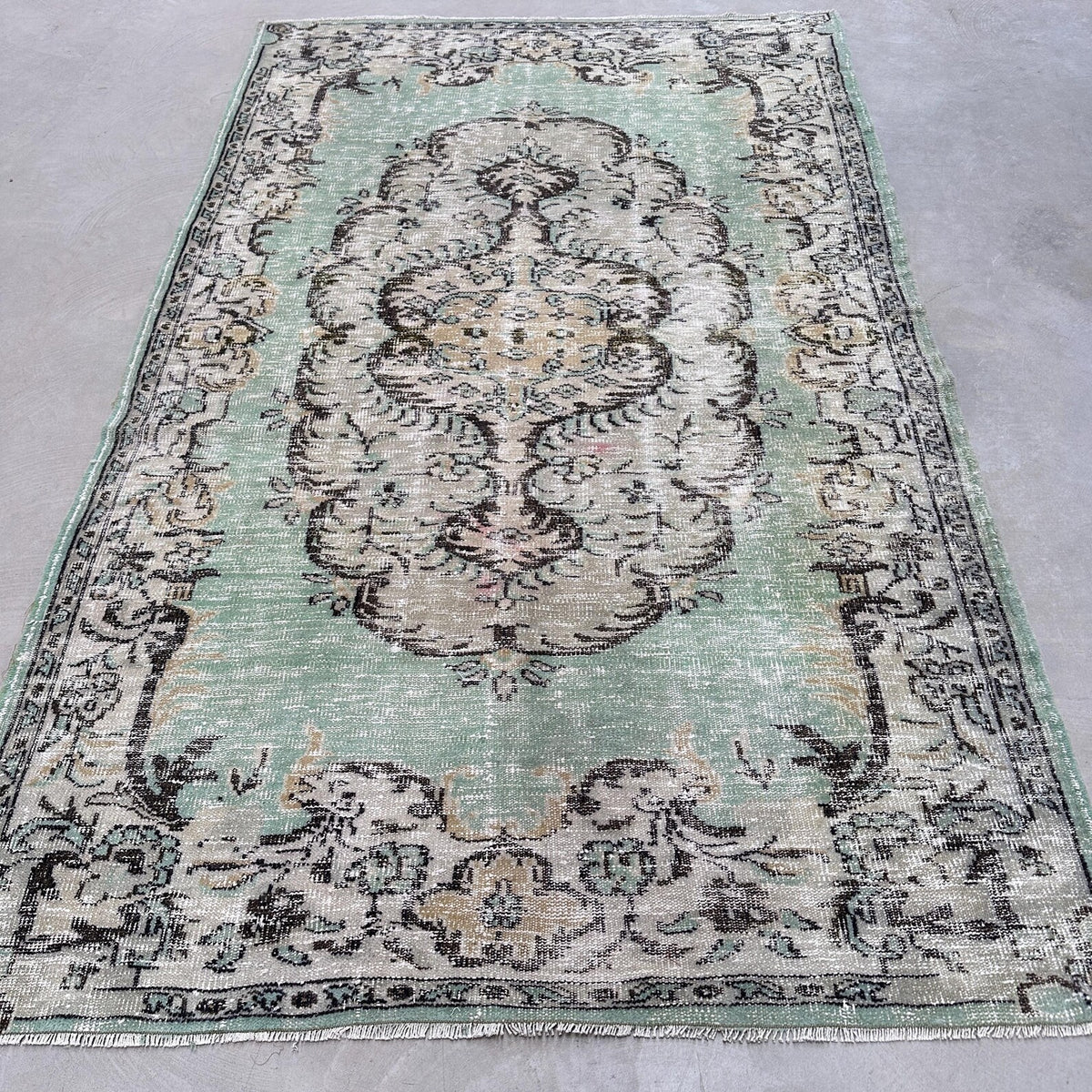 XL Vintage Turkish Accent Area Rug 5.4 x 8.8 ft