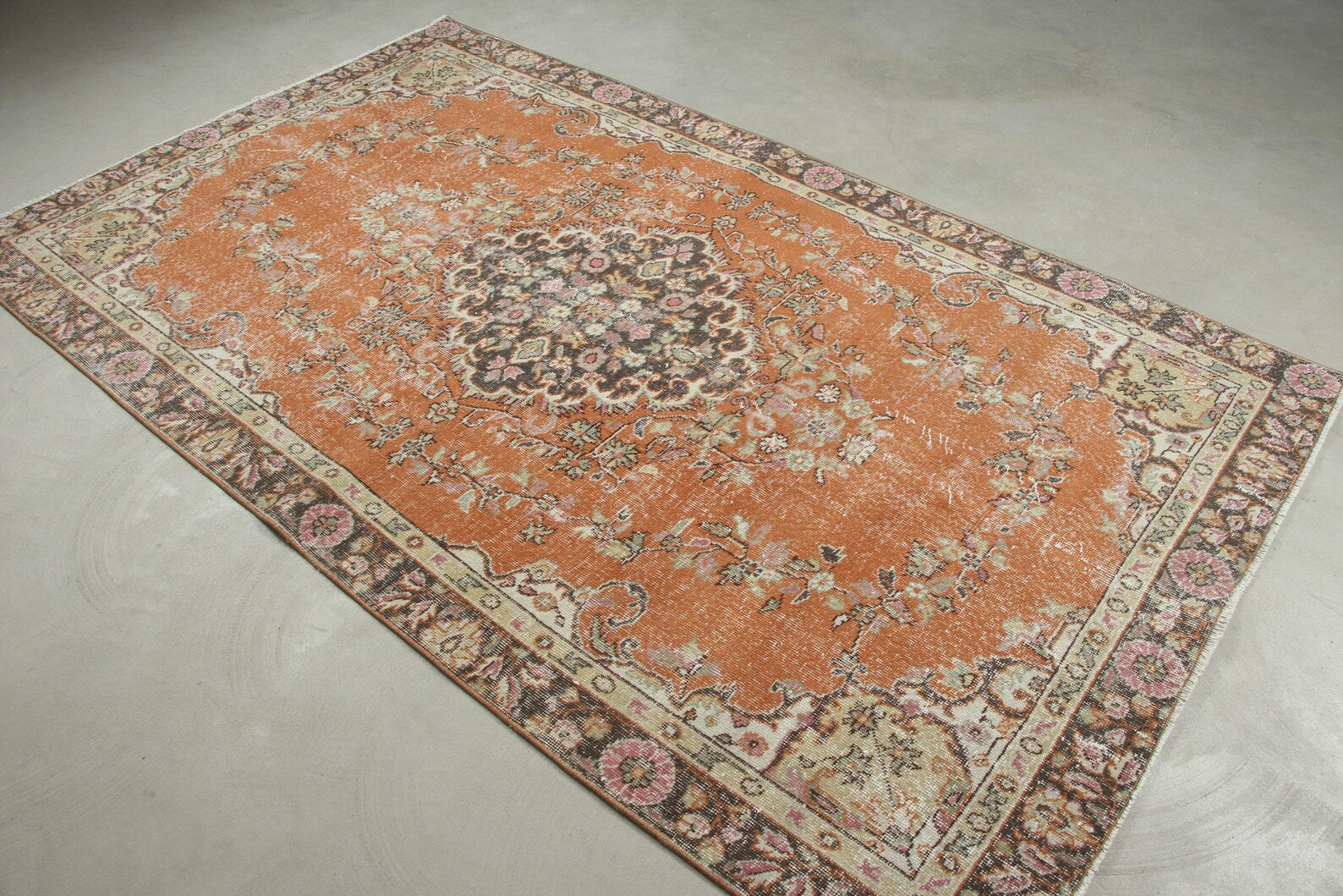 Vintage Turkish Accent Area rug 4.8 x 8.1 ft